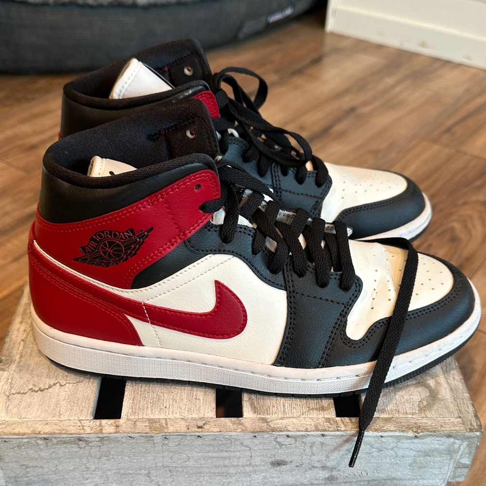 Women’s Air Jordan 1 Mid Sneakers Size 9